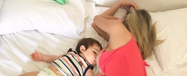 Rodrigão posta foto e mostra Adriana amamentando o filho