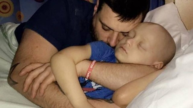 Pais postam foto emocionante ao saber que filho de 5 anos terá meses de vida
