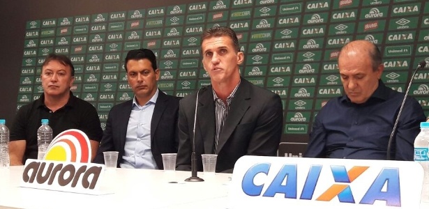 Vagner Mancini (centro) é apresentado ao lado do diretor Rui Costa (Crédito: Reprodução)