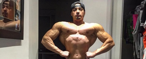 Felipe Franco impressiona com cintura finíssima e músculos saltados