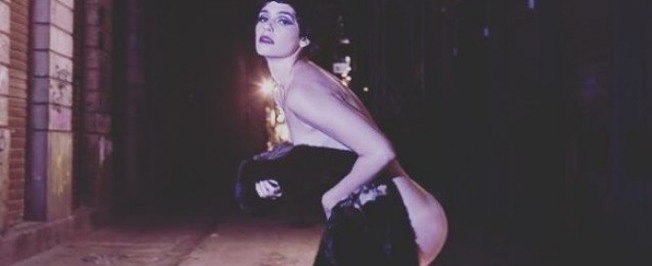 Instagram: Maria Flor posta foto sensual em homenagem a fotógrafo