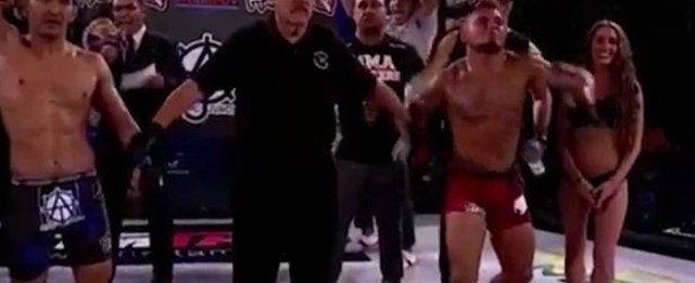 Lutador fica furioso ao saber que perdeu e acerta soco em ring girl