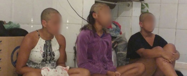 Mulheres são humilhadas e têm cabeças raspadas por traficantes