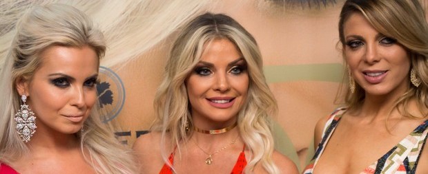 Veridiana Freitas e Sheila Mello chamam atenção com looks decotados