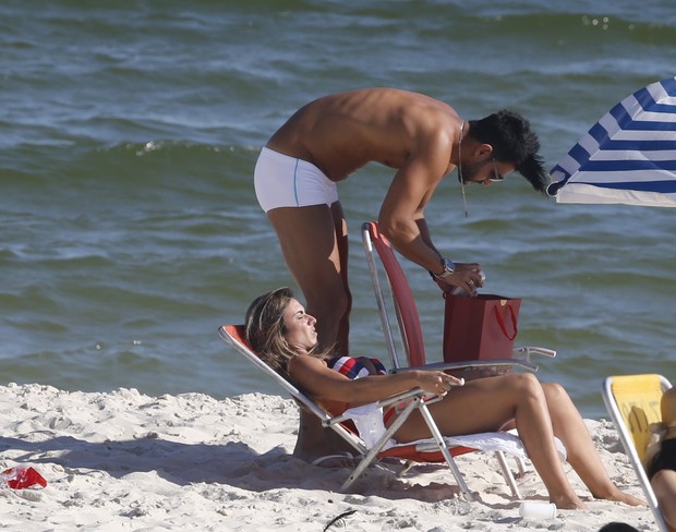 Nicole curte praia com namorado (Crédito: Agnews)