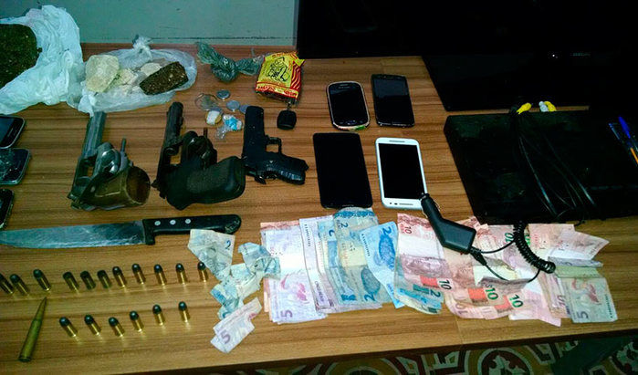 Material e armas apreendidas com a quadrilha em Floriano