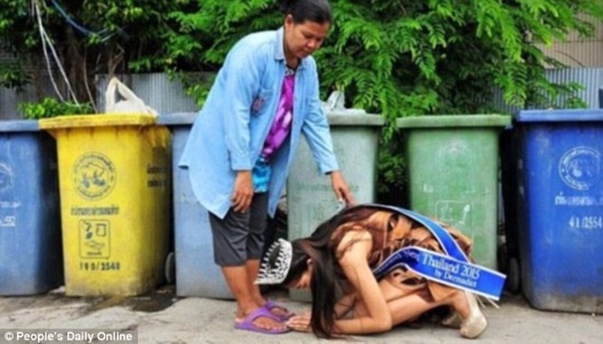 Khanittha Phasaeng se ajoelhou em frente à mãe que é catadora de lixo