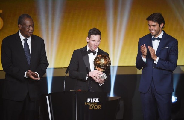 Messi recebendo o prêmio de melhor do mundo