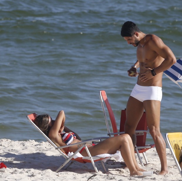 Nicole curte praia com namorado (Crédito: Agnews)