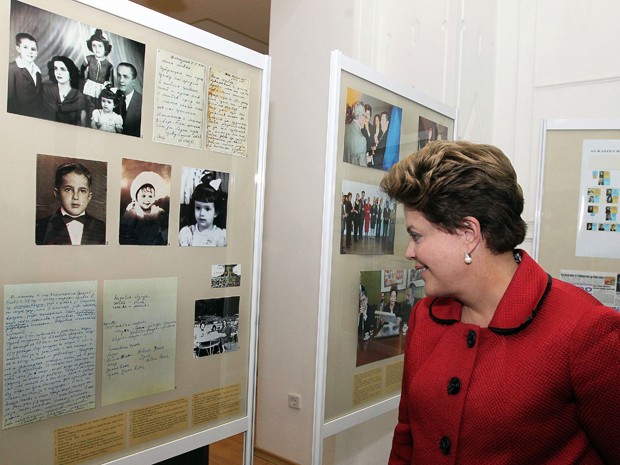 Na Bulgária, em 2011, Dilma visitou museu em Gabrovo, onde nasceu o pai, (Crédito: Reprodução)