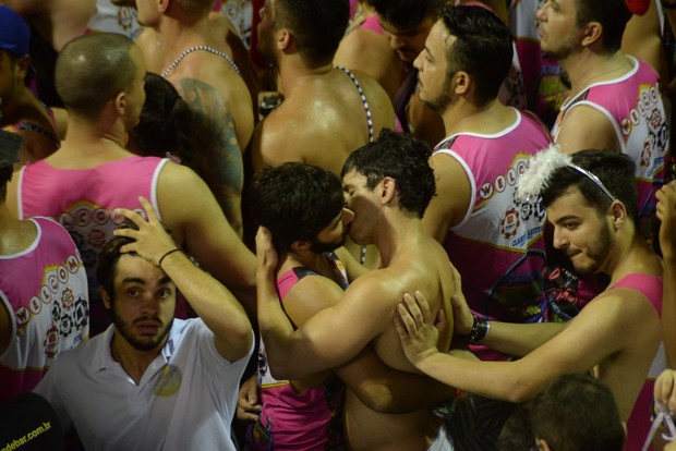 Casais gays se beijam durante o carnaval em Salvador