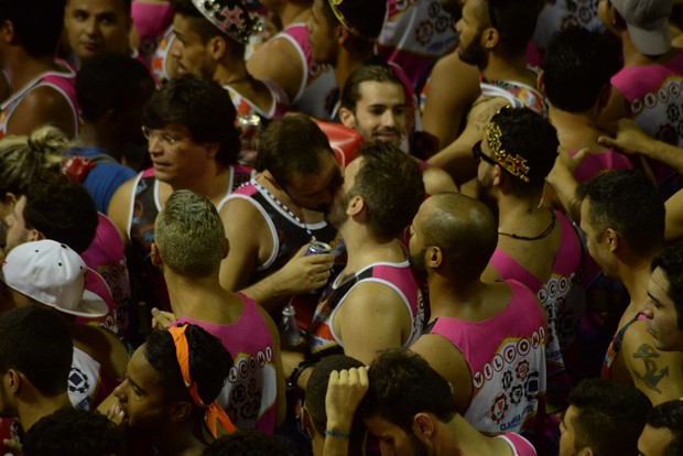 Casais gays se beijam durante o carnaval em Salvador