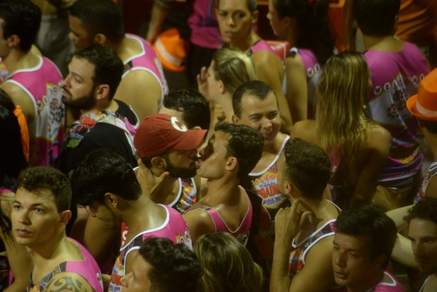 Casais gays se beijam durante o carnaval em Salvador