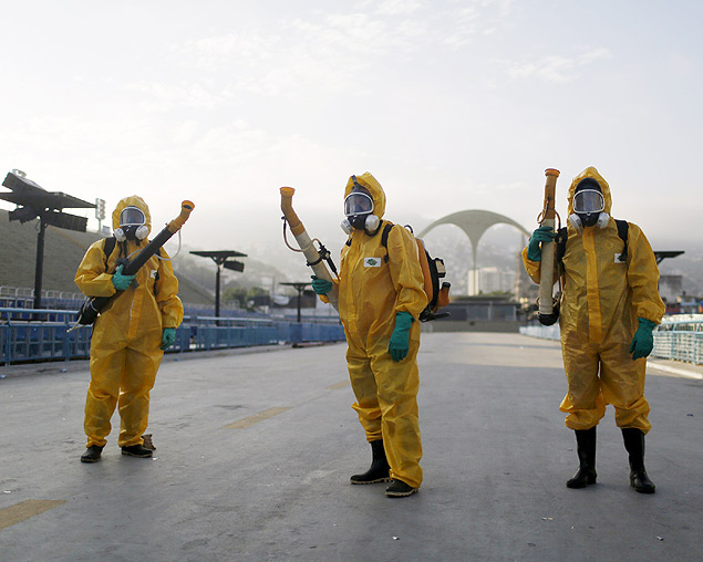 Profissionais da Prefeitura do Rio no combate ao mosquito (Crédito: Para compartilhar esse conteúdo, por favor utilize o link http://www1.folha.uol.com.br/esporte/2016/02/1738605-zika-nao-e-uma-ameaca-a-olimpiada-do-rio-diz-medico-de-delegacao-alema.shtml ou as ferramentas oferecidas na página. Textos, fotos, artes e vídeos da Folha estão protegidos pela legislação brasileira sobre direito autoral. Não reproduza o conteúdo do jornal em qualquer meio de comunicação, eletrônico ou impresso, sem autorização da Folhapress (pesquisa@folhapress.com.br). As regras têm como objetivo proteger o investimento que a Folha faz na qualidade de seu jornalismo. Se precisa copiar trecho de texto da Folha para uso privado, por favor logue-se como assinante ou cadastrado.)