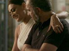 Germano pede a Carolina que finja que os dois estão saindo juntos