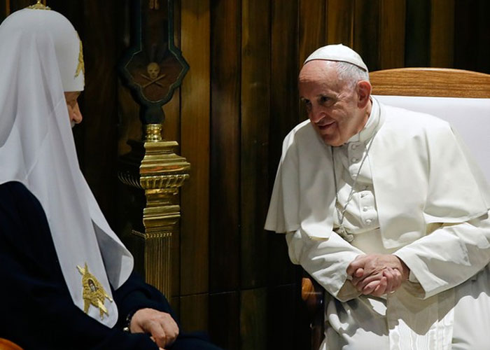 Papa Francisco encontra com o Patriarca russo (Crédito: AP )