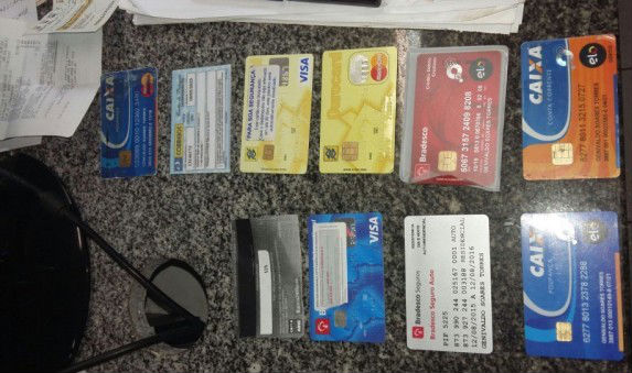 Cartões apreendios com a dupla em Barras