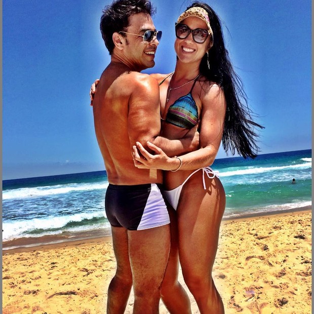Zezé Di Camargo com namorada em praia (Crédito: Reprodução/ Instagram)