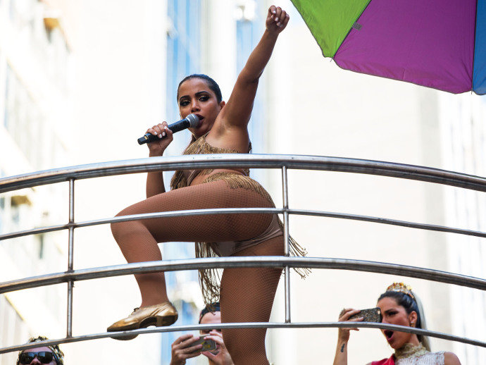 Rebolado da cantora levou artistas e fãs a loucura (Crédito: Reprodução)