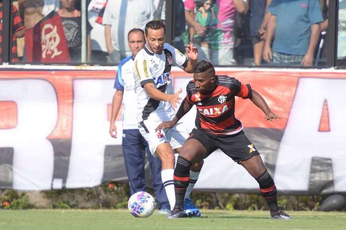Vasco e Flamengo em jogo no São Januário (Crédito: Marcello Dias / Futura Press)
