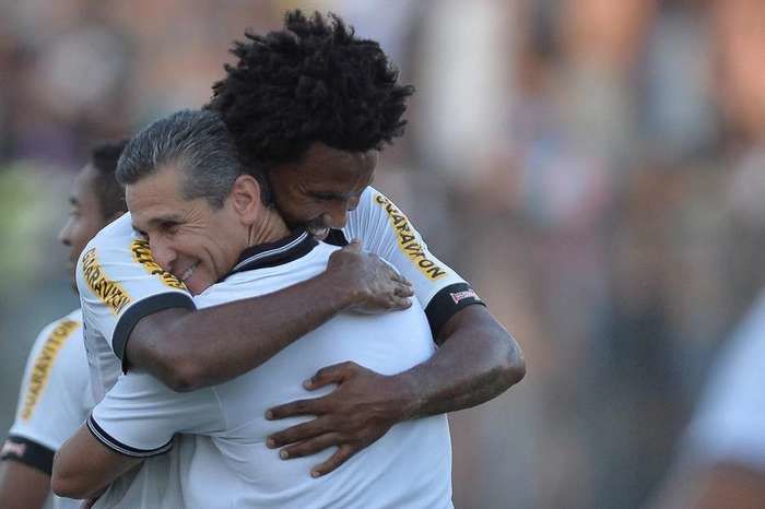 Abraço emocionado de Rafael Vaz e Jorginho (Crédito: Pedro Martins/Agif / Gazeta Press)