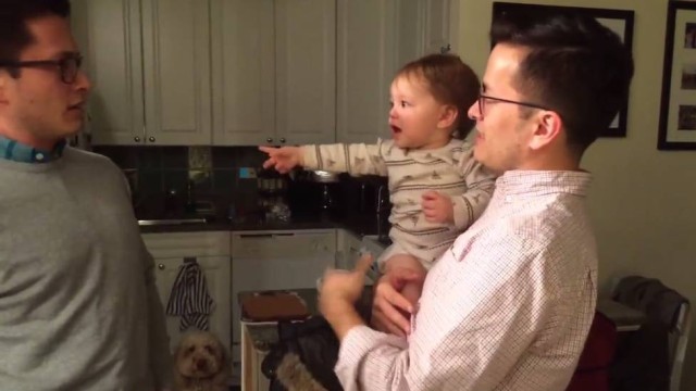 Bebê confunde tio com pai (Crédito: Reprodução)