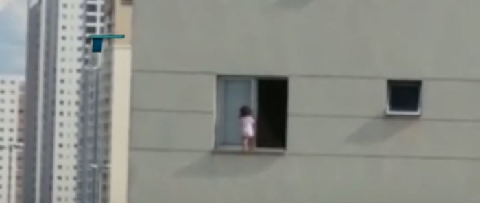 Bebê é flagradando andando em parapeito de janela de 3º andar (Crédito: Reprodução)