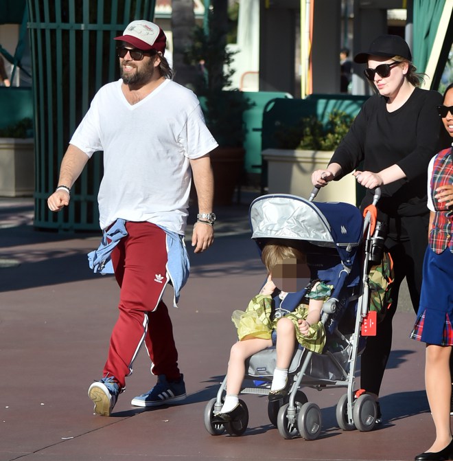 Adele passeia com o filho vestido de princesa na Disney (Crédito: Reprodução)