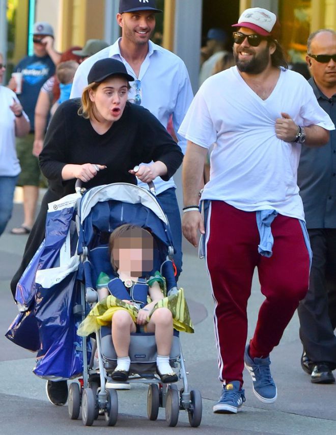 Adele passeia com o filho vestido de princesa na Disney (Crédito: Reprodução)