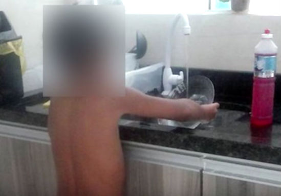 Menino de 8 anos lava louça e assunto vira polêmica (Crédito: Reprodução)