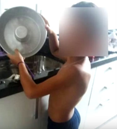 Menino de 8 anos lava louça e assunto vira polêmica (Crédito: Reprodução)
