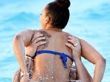 Ex-Spice Girls mostra demais em brincadeira com o marido na praia