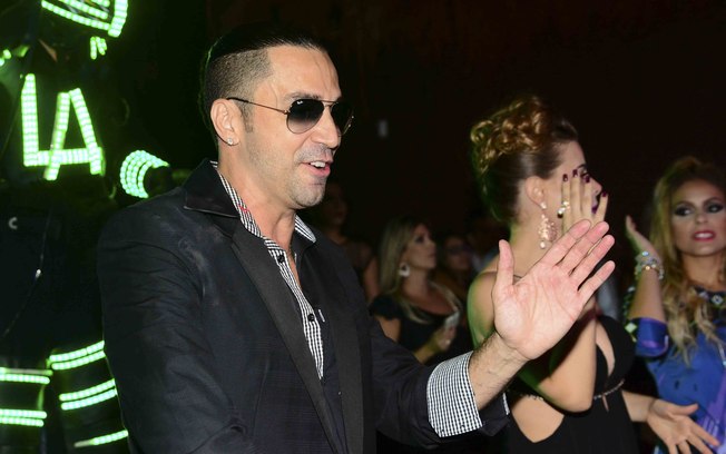 Latino comemora 43 anos em grande estilo