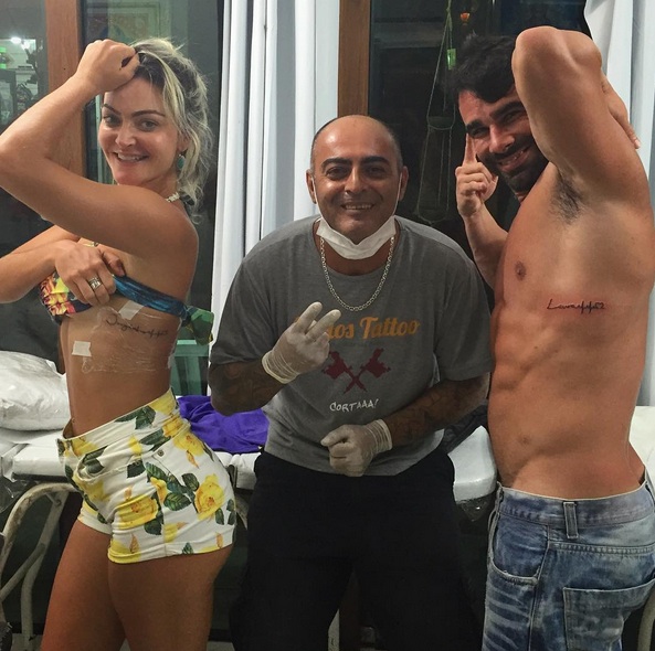 Laura Keller faz tatuagem no mesmo lugar que o marido (Crédito: Reprodução)
