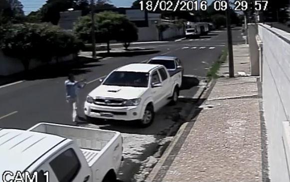 Câmeras flagraram o exato momento em que tudo aconteceu