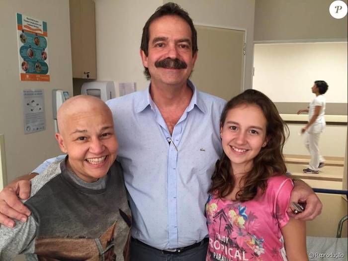 Atriz posa ao lado da filha, Iza, e seu médico (Crédito: Reprodução)