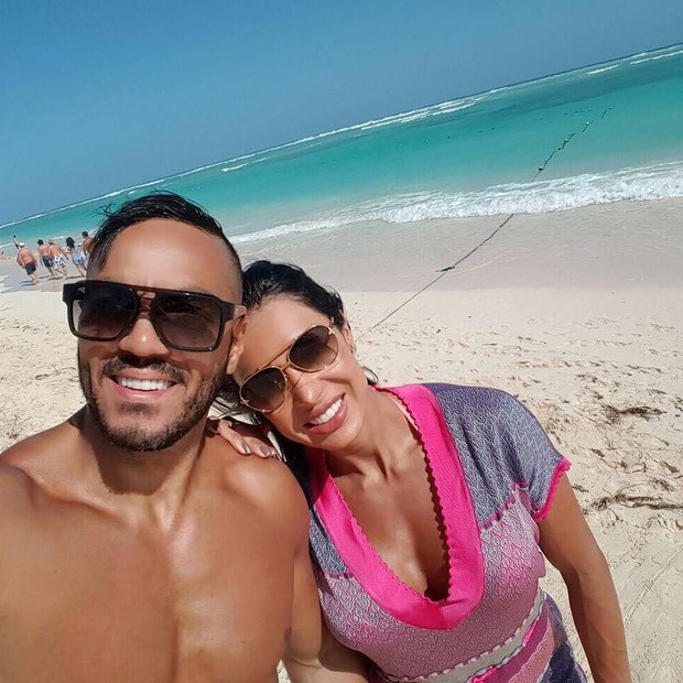 Belo e Gracyanne Barbosa curtindo praia (Crédito: Reprodução/Instagram)
