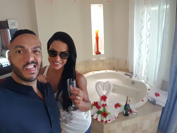 Belo e Gracyanne mostram hidromassagem e garrafa de champanhe em seu quarto (Crédito: Reprodução/Instagram)