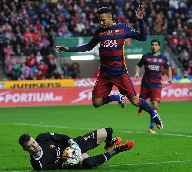 Neymar disputa a jogada com goleiro
