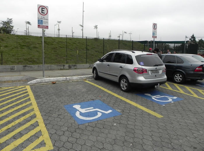2% do total de vagas de estacionamento dos municípios devem ser destinadas a pessoas com deficiência