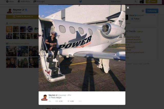 Neymar a bordo do seu jatinho de R$ 12 milhões