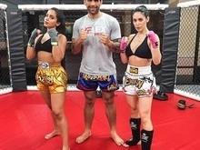 Anitta e Bella Falconi fazem exercícios de top e barriga de fora