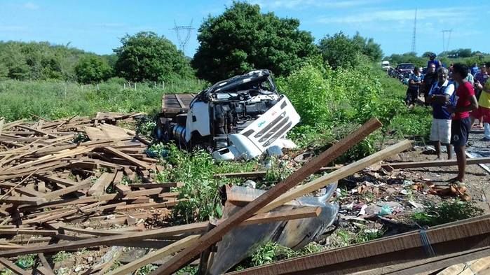 Caminhão ficou destruído após o forte impacto