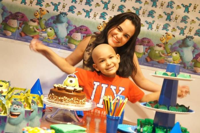 Caio e a mãe Lara Rodrigues (Crédito: Reprodução/Facebook)