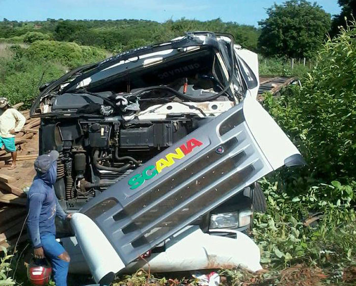 Caminhão ficou praticamente destruído