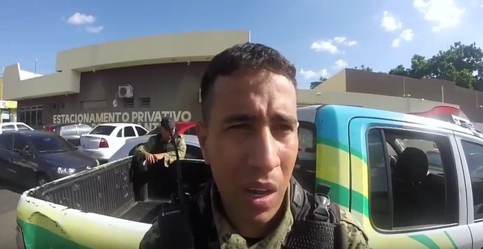 Polícia conseguiu dominar o acusado (Crédito: Reprodução)