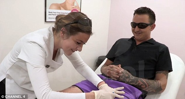 Ele passou por uma mudança na tatuagem (Crédito: Reprodução)