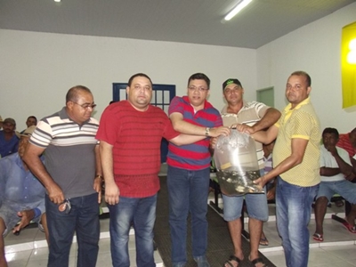 Prefeitura distribui 60 mil alevinos a produtores rurais