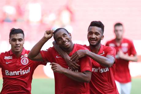 Jogadores do Inter comemorando a vitória