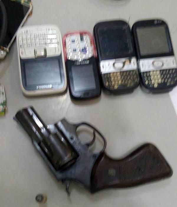 Objetos apreendidos com o adolescente (Crédito: Divulgação)